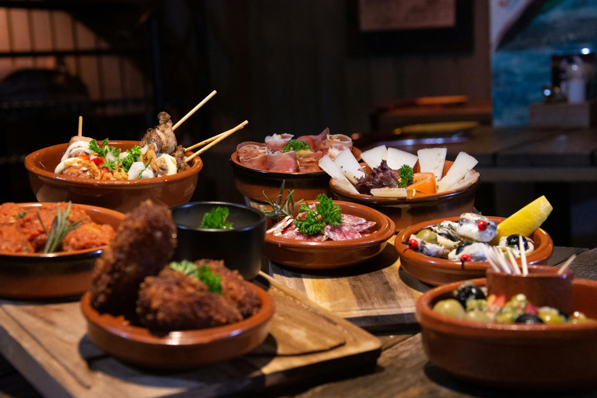 Tafel met borden vol lekkere gerechten