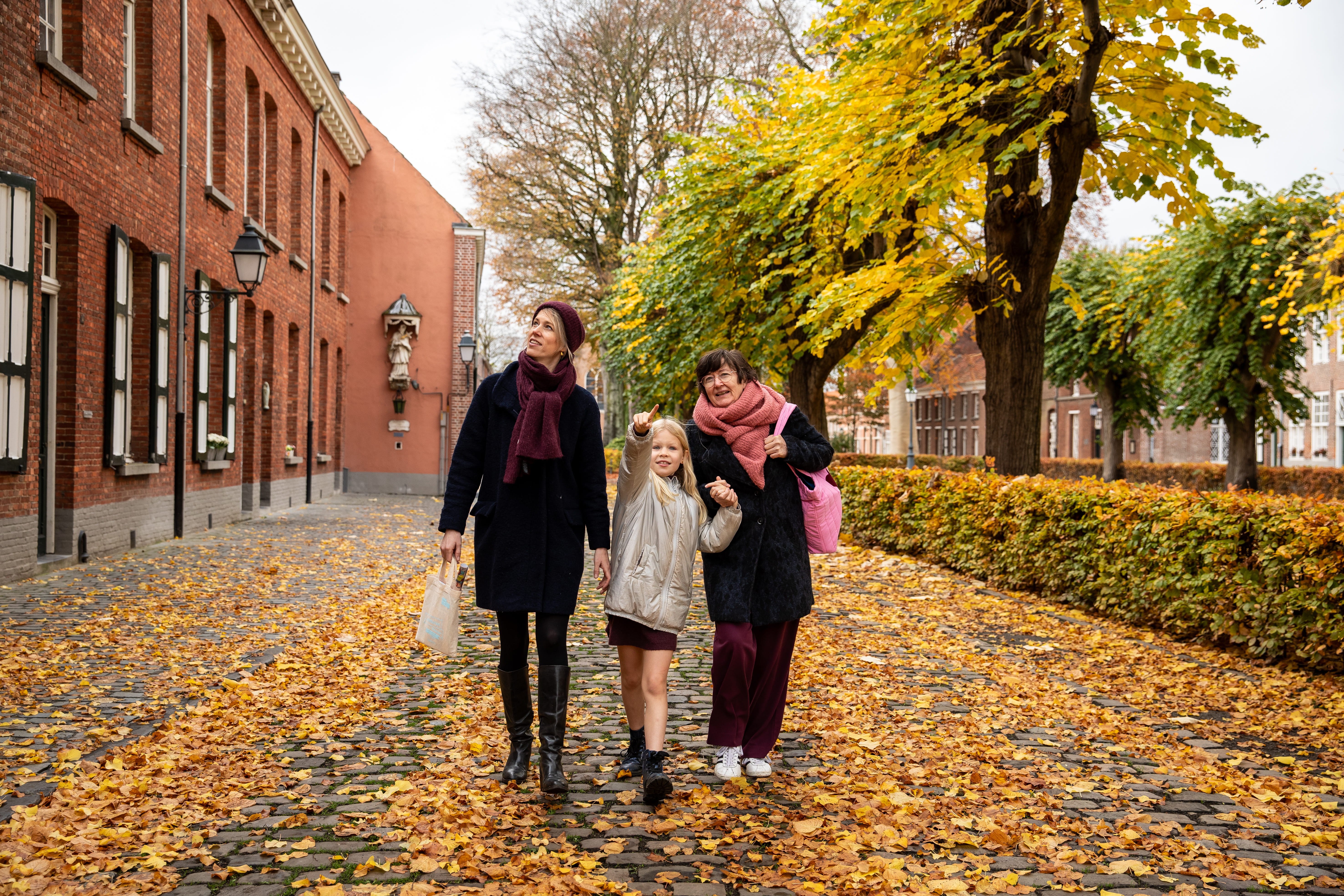 meisje, moeder en oma wandelen tijdens de herfst