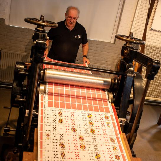 Drukkers aan het werk in het Speelkaartenmuseum