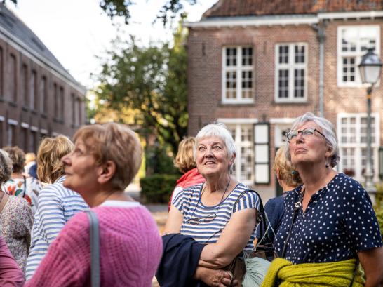 Bezoekers die in het begijnhof rondkijken