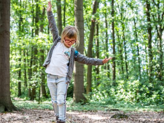 Meisje speelt in een speeltuin
