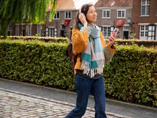 Vrouw doet de VRT podwalks op het Begijnhof