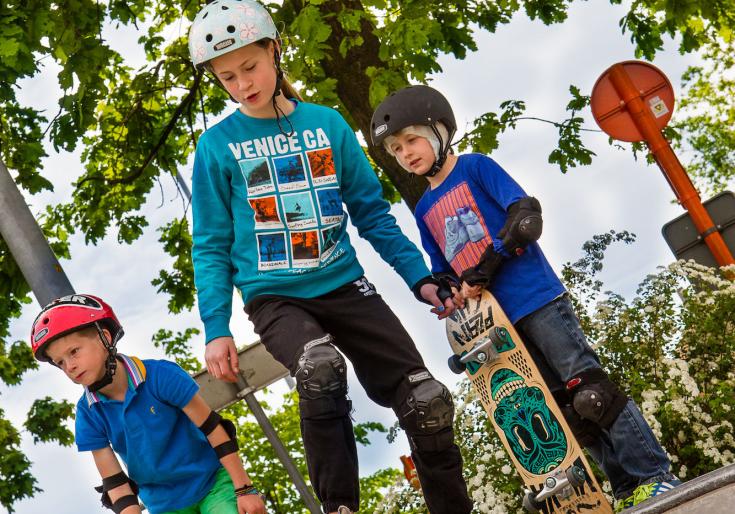 Kinderen zijn aan het skateboarden