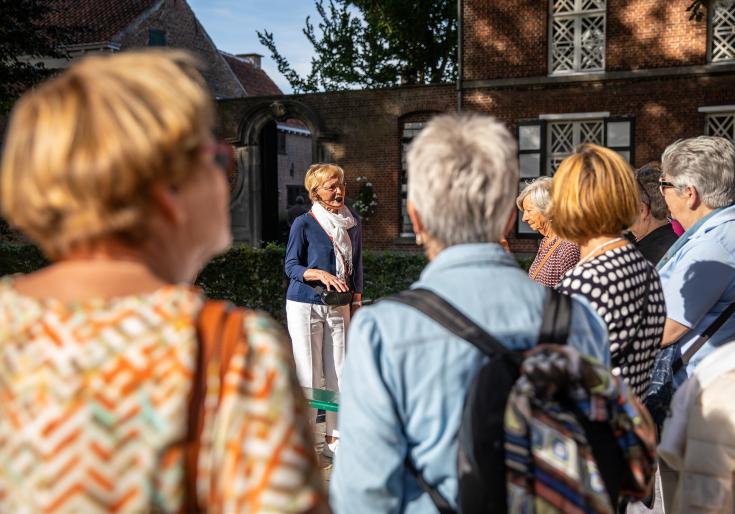 Stadsgids geeft uitleg in begijnhof