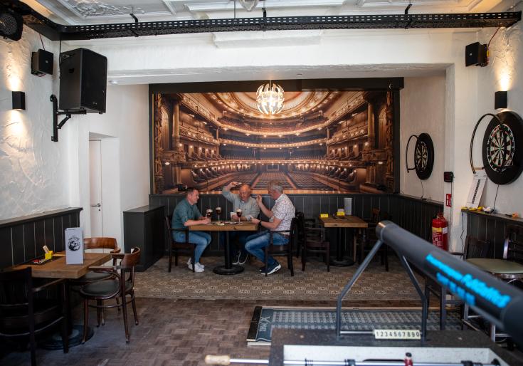 Mannen die kaarten op café