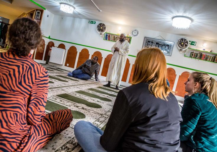 Groep op bezoek in de moskee