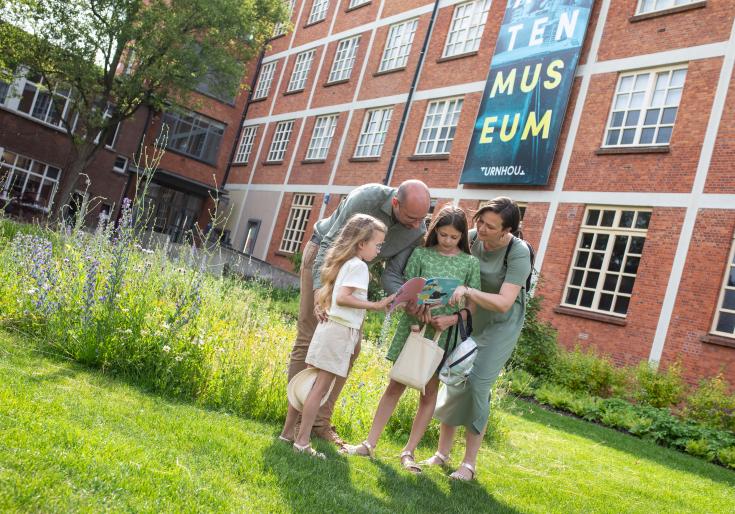 Gezin op pad tijdens de Familiewandeling