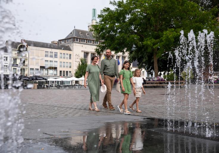 Gezin dat aan het wandelen is over de Grote Markt