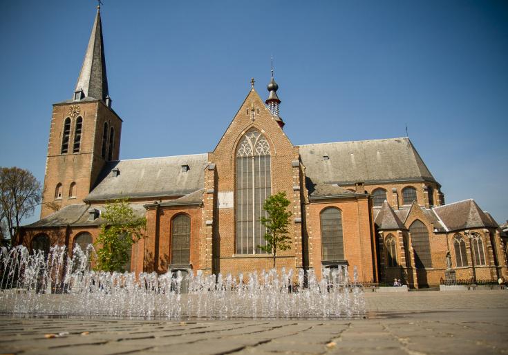Sint-Pieterskerk op de Grote Markt met fontein