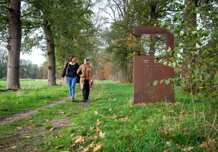 Vrienden die aan het wandelen zijn in het Vennengebied