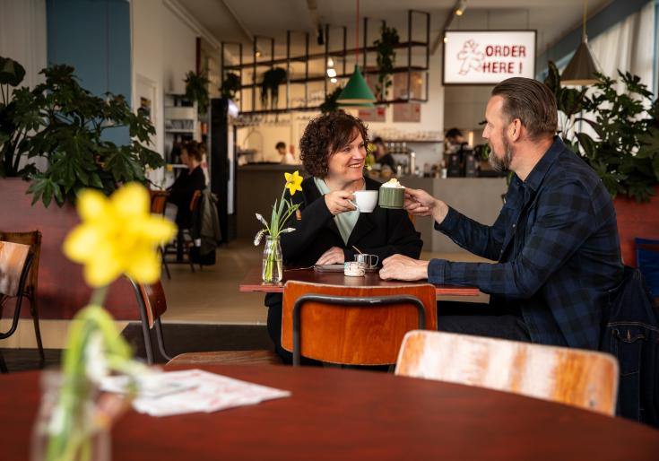 Koppel dat geniet van een drankje in Riso