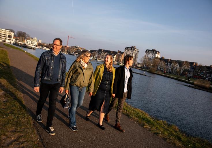 Gezin dat wandelt langs het kanaal