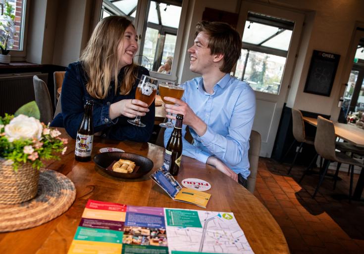 Koppel dat geniet van een smakelijk proevertje