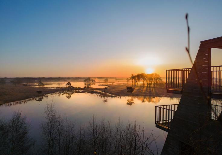 Zonopkomst in het Vennengebied met de uitkijktoren