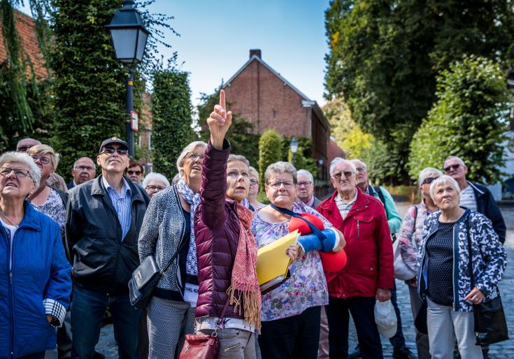 Groep bezoekers onder leiding van een gids