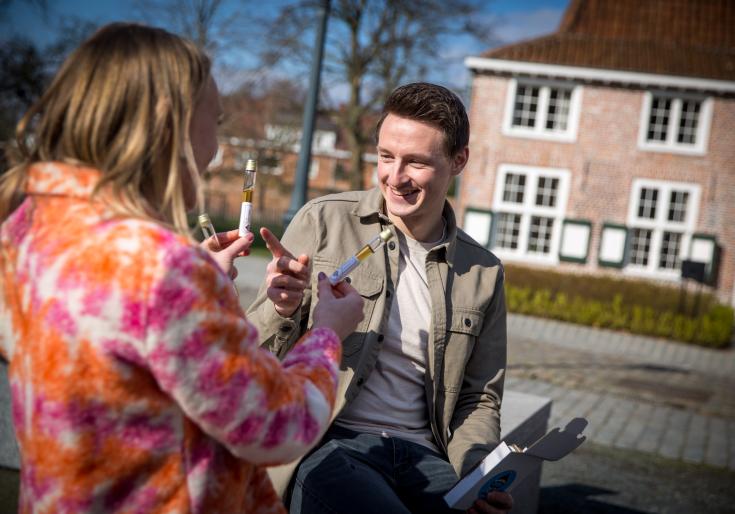 Man en vrouw die een whisky drinken in het begijnhof
