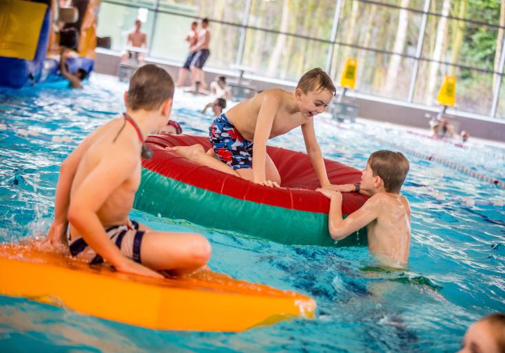 Kinderen spelen in het zwembad