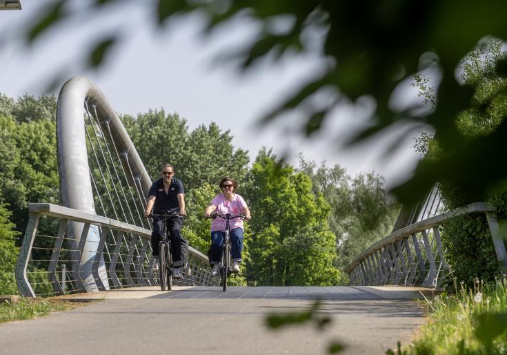 Fietsers die over de fietsbrug komen