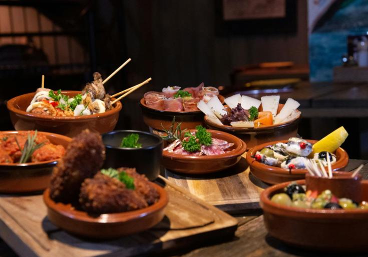 Tafel met borden vol lekkere gerechten