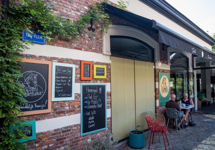 mensen zitten aan een tafeltje op een terras 