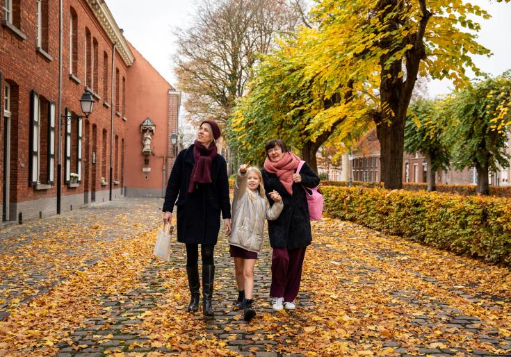 meisje, moeder en oma wandelen tijdens de herfst